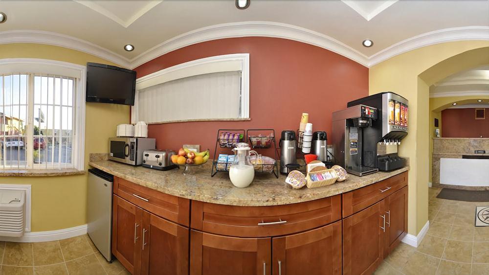 أوكلاند، كاليفورنيا Rodeway Inn & Suites Near The Coliseum & Arena المظهر الخارجي الصورة